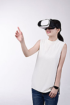 體驗VR眼鏡的女人