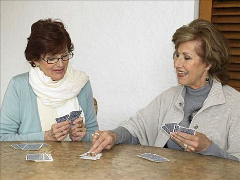 两个,老年,女人,纸牌,微笑
