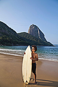 男人,拿着,冲浪板,海滩,里约热内卢,巴西