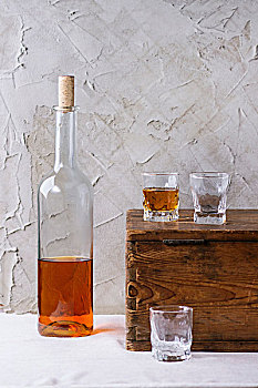 瓶子,朗姆酒,三个,玻璃杯,木质,正面,墙壁