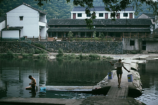 夏天河边的人