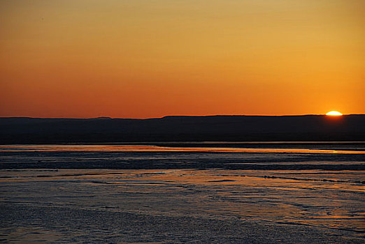 冬天的黄河落日和结冰的河面