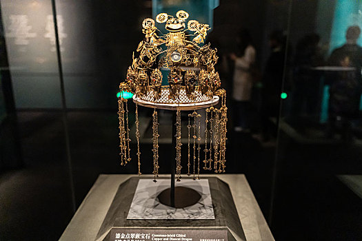 成都博物館風華萬象珍寶展鎏金點翠嵌寶石“誥命”龍鳳冠