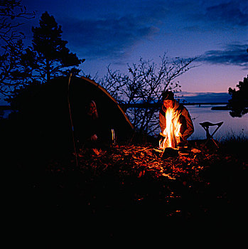 两个女人,露营,坐,营火,东约特兰省,瑞典