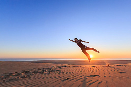 男青年,跳跃,高兴,空中,日落,纳米布沙漠,斯瓦科普蒙德,埃龙戈区,纳米比亚,非洲