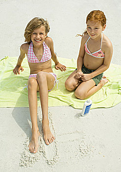 两个女孩,坐,毛巾,海滩,俯拍