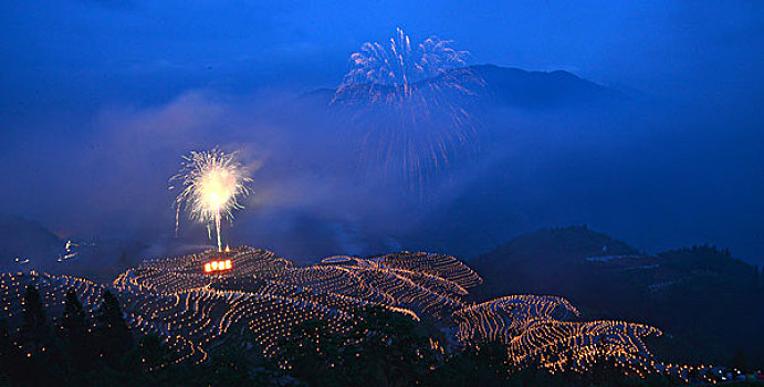 广西龙脊梯田夜景如画