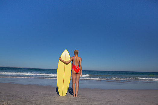 女人,泳衣,站立,冲浪板,海滩,阳光