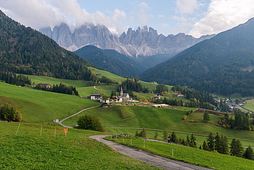 意大利多洛米蒂富内斯小山村的田园风景