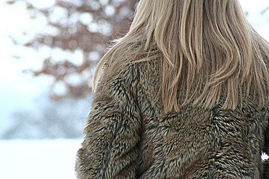 背影,金发,女孩,穿,褐色,毛皮,外套,看,室外,雪,风景,树,理查芒德公园,伦敦,英格兰,英国,一月