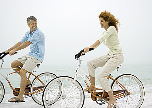 情侣,骑,自行车,海滩