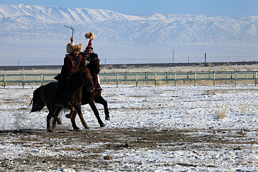 新疆巴里坤,哈萨克族姑娘追民俗活动
