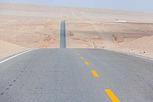 中国西部荒野道路