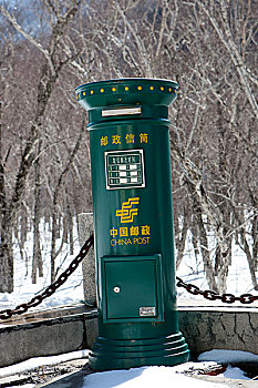 雪地中的邮政信箱