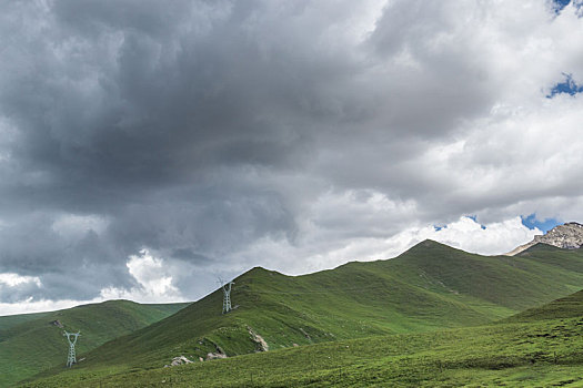 中国新疆夏季蓝天白云下g217独库公路沿途高山草原