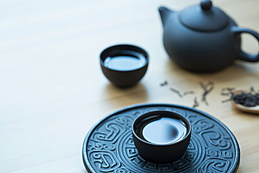 茶,黑色的茶壶和茶杯