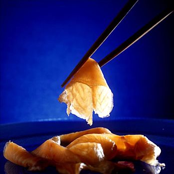 生食,三文鱼,切片,蓝色背景,盘子,筷子