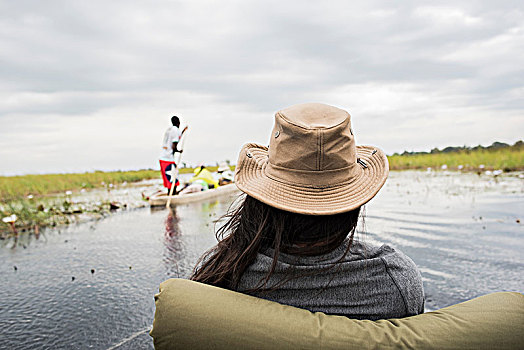 美女,独木舟,奥卡万戈三角洲,后视图,博茨瓦纳,非洲