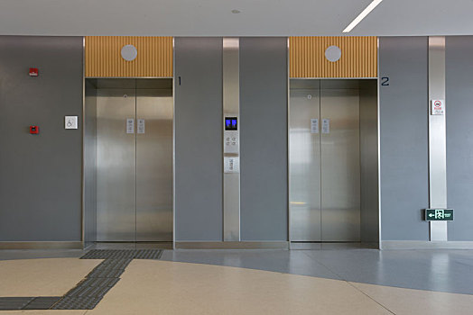 现代简约风格的电梯门