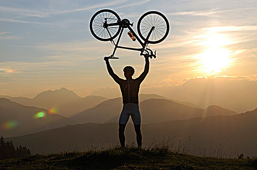 男人,拿着,竞赛用车,高处,头部,空气,高山,山,基茨比厄尔,阿尔卑斯山,提洛尔,奥地利,欧洲