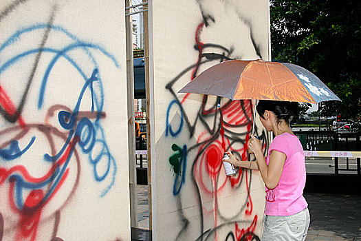 重庆长安当代艺术馆前的涂鸦者