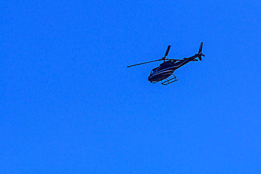 天空中的直升飞机