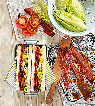 火腿莴苣番茄三明治,三明治,饭盒,成分,旁侧