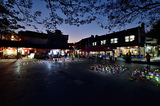 枫泾古镇老街夜景