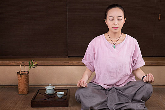 女茶艺师在冥想