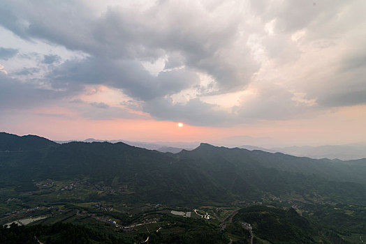 夏季重庆黑山镇南门村的日落风光