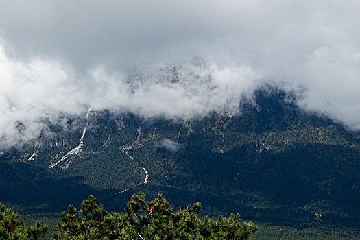 玉龙雪山高尔夫球场风景