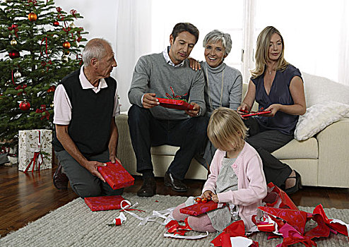 家庭,圣诞节,礼物,打开,圣诞树,客厅