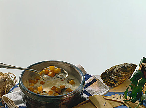 洋葱汤,牡蛎,煎面包片