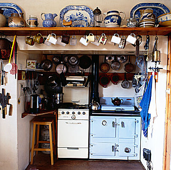 厨房,室内,老房,蓝色,炊具,茶壶,壶,多样,烹调,器具,悬挂,炖锅,大杯,钩,茶巾,白色,架子,高处