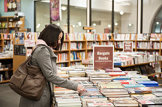 白人女性,浏览,书本,书店