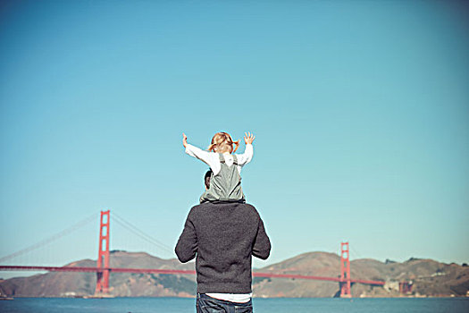 后视图,女性,幼儿,肩部,向外看,金门大桥,旧金山,美国
