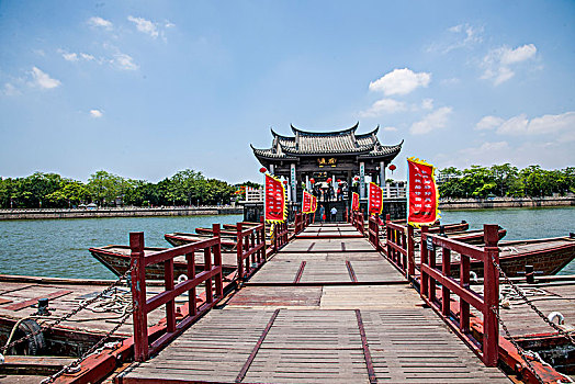 广东潮州中国四大古桥------广济桥十八只梭船架设的浮桥