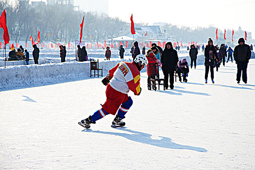 穿着红色衣服带着头盔的滑冰者