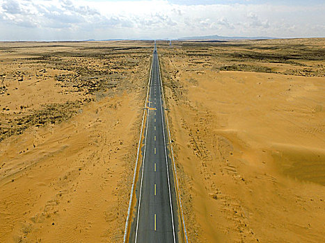 航拍穿越沙漠的公路