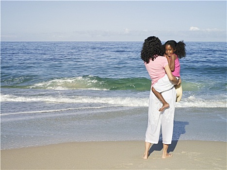 女人,站立,沙滩,靠近,水,边缘,看,太平洋,地平线,女儿,7-9岁,后视图