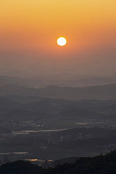 中国首座生态风电场宁乡神仙岭的日出
