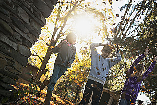 三个孩子,秋天,阳光,玩,户外,投掷,落叶,空中
