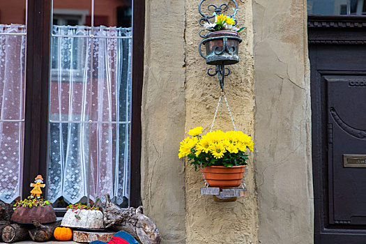 德国罗腾堡,门口及窗台万圣节的装饰