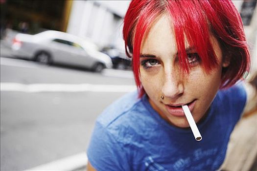 肖像,年轻,女人,吸烟,香烟
