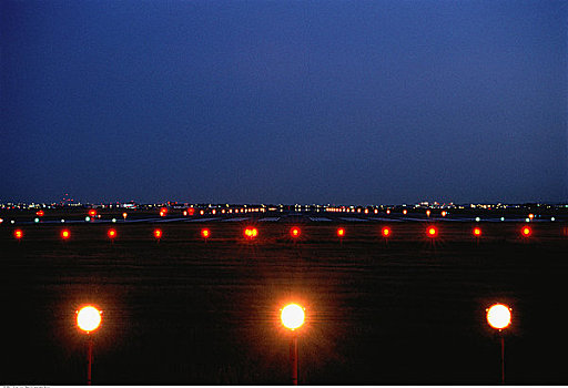 机场跑道,黄昏