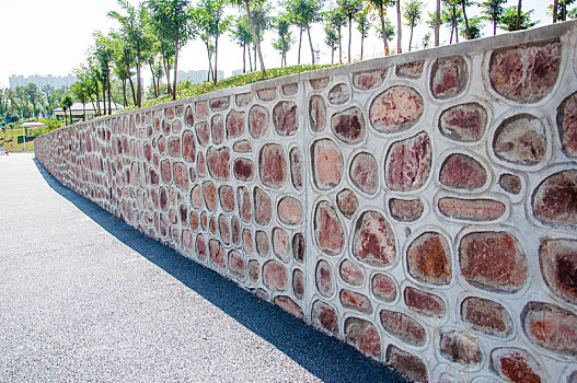 用石块砌成的墙面