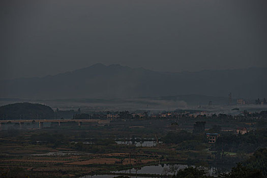 烟囱,冷却塔,群山,树林,蓝天,烟,污染