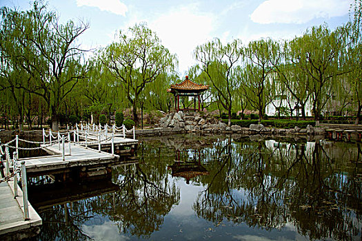 中國古典園林湖泊中的石板橋和涼亭