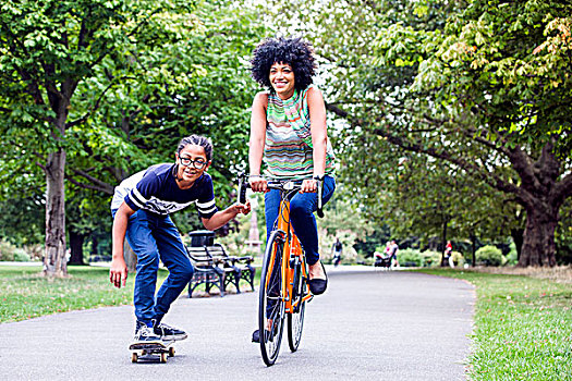 滑板,男孩,拿着,母亲,自行车,公园