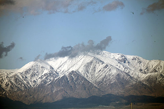 新疆哈密,雨后天山雪